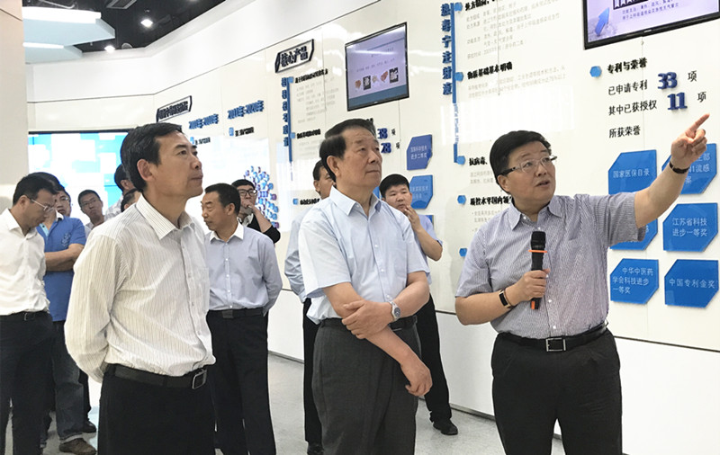 江苏发展大会连云港籍嘉宾光临人生就是博药业参观调查