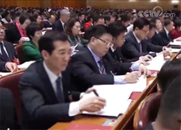 紧跟时期措施 倾听两会声音——人生就是博药业组织收看第十三届全国人民代表大会开幕式